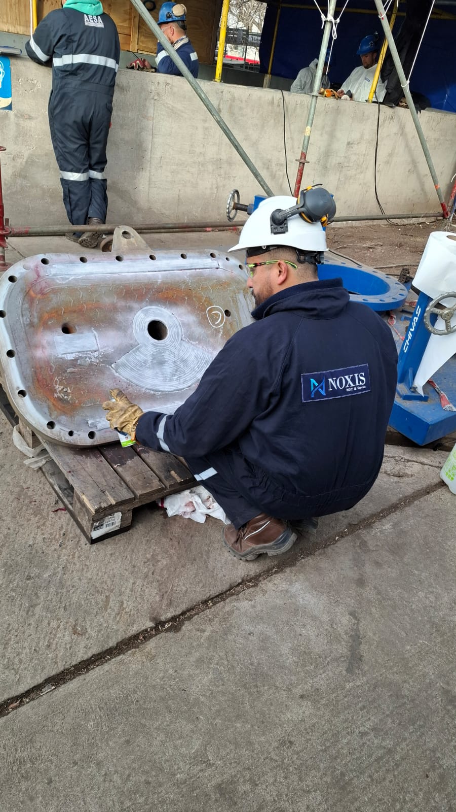 Técnico NOXIS inspeccionando componente industrial en campo